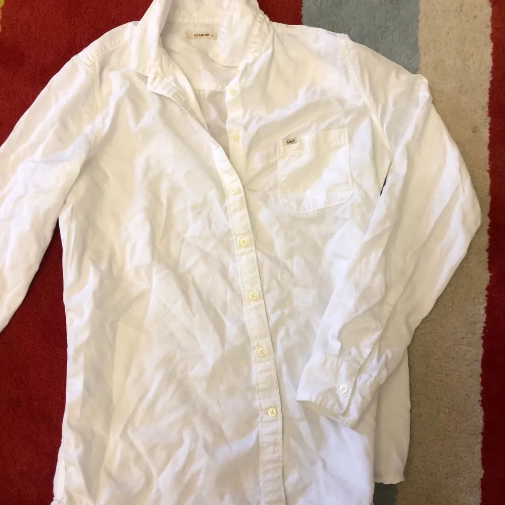 Fin vit skjorta i gott skick, behöver strykas. Passar normal S, inga skavanker och mycket lite använd. 100:- + frakt eller bud!. Skjortor.