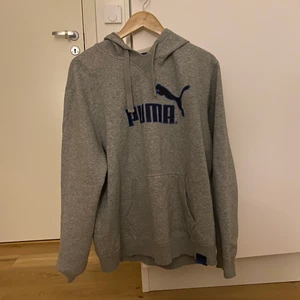 Puma Hoodie - Säljer en super snygg hoodie jag inte får användning av längre. Köpt på sellpy, second hand. Väldigt fint skick, inga fläckar, inte alls nopprig och trycket är fortfarande intakt. Trycket är blått men ger en liten illusion av lila på bilden. Storlek L. Kontakta vid frågor. 💙