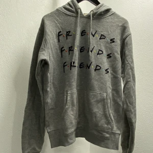 Friends hoodie  - Hoodie med friends-tryck köpt på hm😚 Nypris ca 150kr