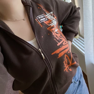 Brun Billabong hoodie med tryck.  - Säljer denna fina hoodien från Billabong.🤎 Den är i storlek M. Den är ganska nopprig inuti och har en liten fläck på luvan. Det finns ett märke på ryggen som några av stygnen gått upp på.  Men annars fint skick! Jag tar swish och skickar med spårbart paket. 🥳 Skicka iväg ett meddelande om ni undrar något. 