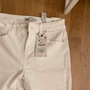 Super snygga utsvängda vita jeans i storlek s/36. Aldrig använda. Full längd på byxorna, (jag är 176)