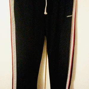 Träningsbyxor från Soc  - Gjorde ett felköp med dessa snygga träningsbyxor, de är tyvärr för långa i benen. Från Soc, storlek S. Långa ben, passar till någon som är runt 1.70 m. 