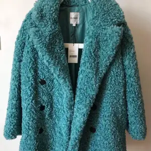 Underbar jacka i fake fur från svenska designern Caroline Blomst i helt nyskick med alla tags kvar. Magisk inför vintern! 🥶❄️