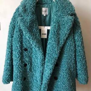 Underbar jacka i fake fur från svenska designern Caroline Blomst i helt nyskick med alla tags kvar. Magisk inför vintern! 🥶❄️
