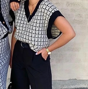 gina tricot väst - rutig väst från gina, superfin men använder inte. sitter väldigt oversized på mig som brukar ha 36 i storlek. köpt för 479kr ( bilden är från ginas instagram )✨