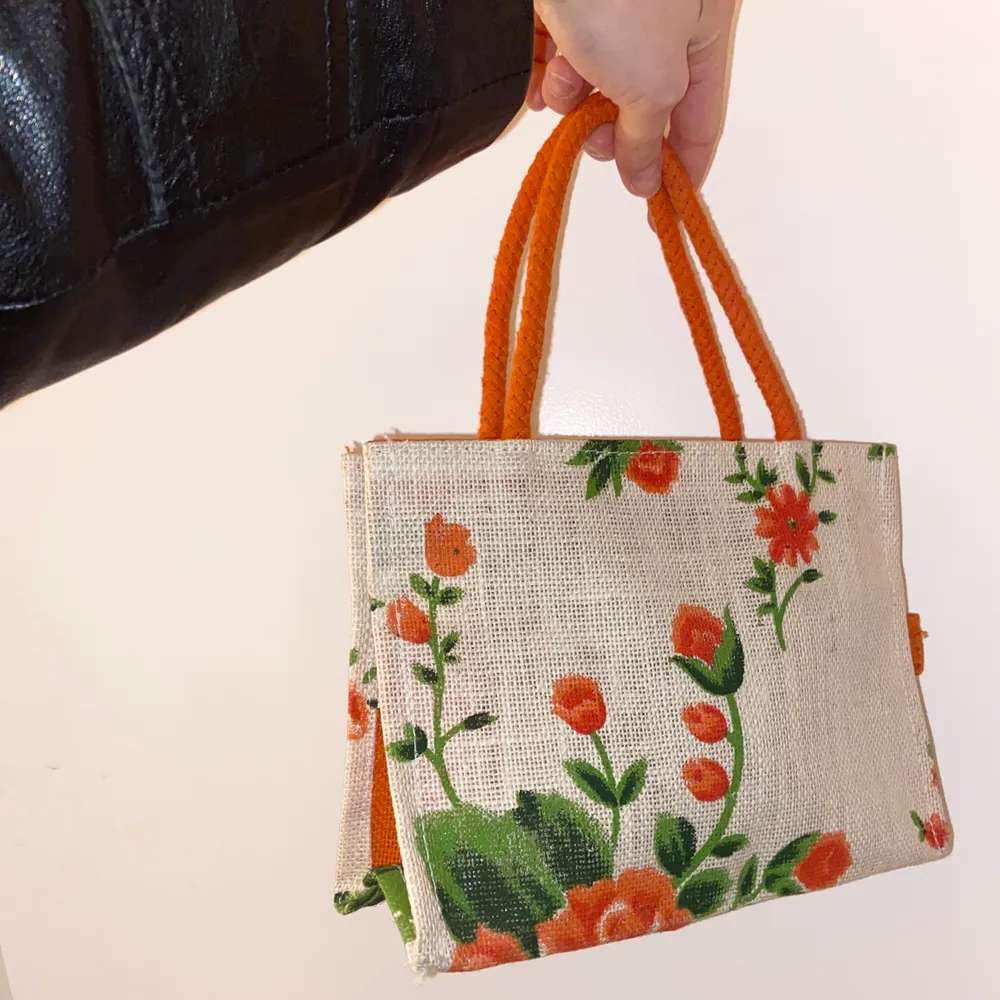 Vintage handbag i vävt tyg. Handmålade blommor. 🥰. Väskor.