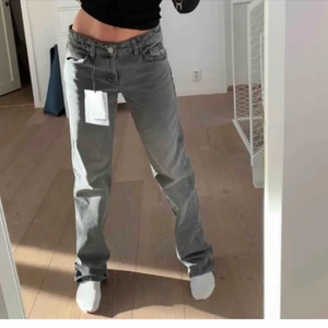 Gråa lågmidjade zara jeans -  populära lågmidjade jeans från Zara! Köptes på plick och användes av den tidigare ägaren 1-2 ggr. Säljs då de inte passade mig. Buda från 200kr eller köp direkt för 500kr💛  ❌Skriv endast vid intressd, köparen står för frakt❌ högsta bud:500kr