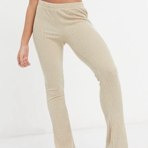 Byxor!!! - Ribbade beiga byxor som lägger sig fint över skon. Sitter perfekt på mig som är 167 lång. Bud från 100kr!