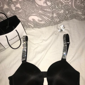Victoria Secret  - HELT OANVÄND—-Världens finaste bh enligt mig men som tyvär är för stor för mig. Fick denna som en födelsedagspresent och därför finns inga lappar kvar då mina föreldrar drog av dem. Bh är i storlek 32 D som motsvarar 70 D. Jag är en person med A B cupa men pågrund av att den är push-up är den cirka 2 storlekar mindre. Vid köp av bh får du med påse och är du interissserad har du nån fråga skriv jätte gärna till mig. Orginalpris 799kr