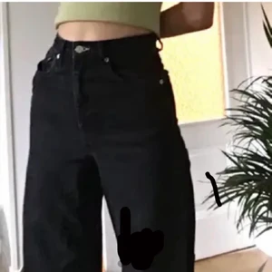 WEEKDAY jeans - Svarta Weekday jeans som jag köpte på plick men de passade tyvärr inte. Lånade bilder från förra säljaren. Passar ngn som är <160 om man inte vill ha de ankle length, avklippta där nere