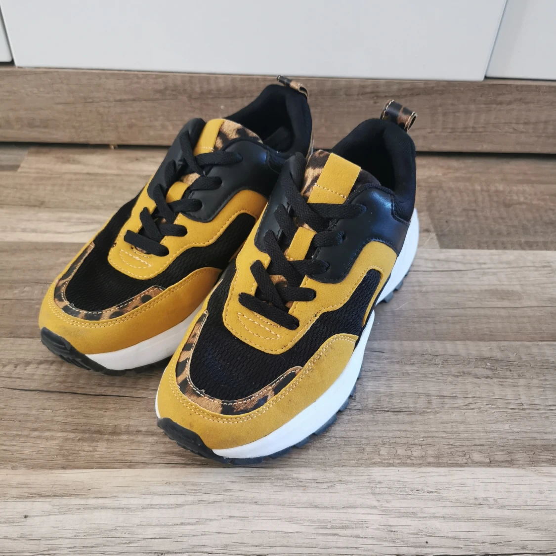 Sneakers gula/svarta/leopard Strl 38 - 90