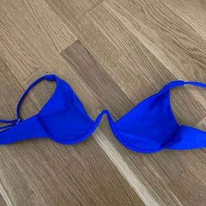Bikini - Säljer min fina bikinitopp då den är för liten för mig. Endast provat den så den är som ny. Köpt från shein 💖kontakta mig om ni har frågor 💛 frakt tillkommer