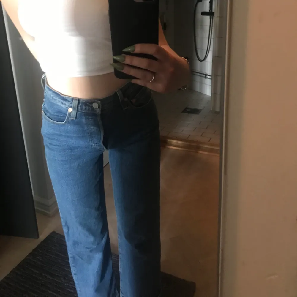 Ett par jättefina Levis jeans, de har tyvärr blivit lite för korta för mig och jag är 173 (jag på bilden) jeansen är raka hela vägen ner och sätter sig jättefint pga de stretchiga jeanstyget. Priset kan diskuteras vid snabb affär . Jeans & Byxor.