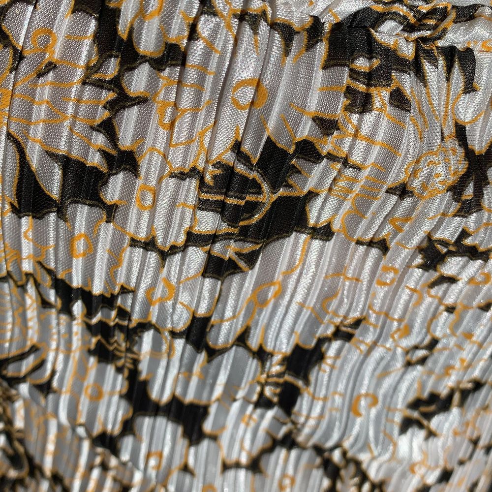 Såå fin blommig pennkjol från asos! Den är aldrig använd och har lapp kvar. Kjolen är plisserad och har ett fint blommigt mönster (se sista bilden). Väldigt töjbar så passar storlek 32-36 ungefär. Nypris 309 kr. 100% polyester. Längd 83 cm🌟. Kjolar.