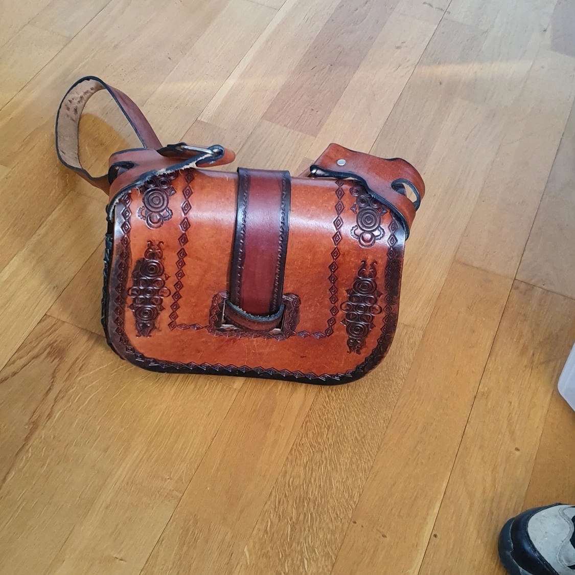 60& 70 tal Vtg handtooled cross bag - 91