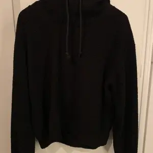 En gullig hoodie från Eight som jag inte har fått användning för på ett tag och därav väljer jag att sälja. Finns inga fel på tröjan och den är i bra skick.