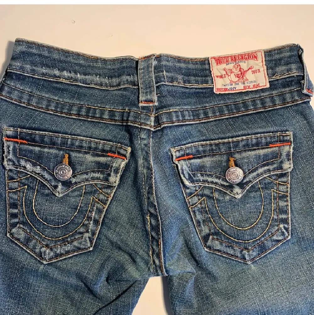 lågmidjade bootcut jeans från true religion, är tyvärr för små för mig! köpa på plick. de två första bilderna är den tidigare säljaren och kan såklart skicka fler (lite mörkare än de verkar på de två första). Jeans & Byxor.