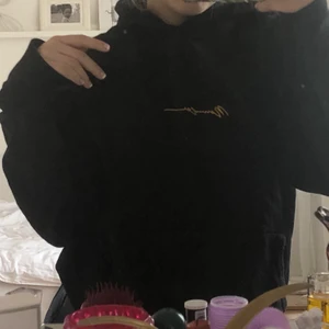 Hoodie - Jätte snygg och skön svart oversized hoodie med ett gult skrivstilet tryck. I perfekt skick!!! Säljs ej längre i butik. Skriv privat för mer bilder