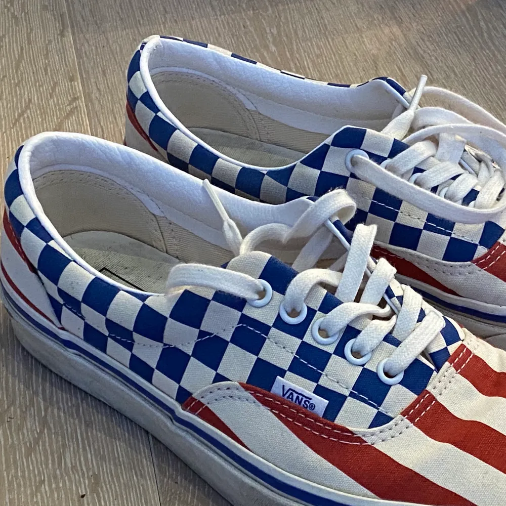 👟 Vans Era American Flag sneakers i lätt använt skick. storlek 41. 💵 Nypris ca 600kr. 📦 Gratis frakt 📦 . Skor.