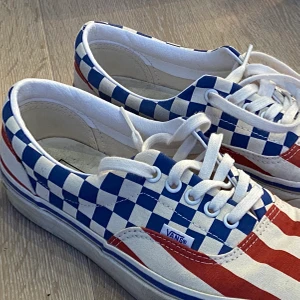 Vans Era  - 👟 Vans Era American Flag sneakers i lätt använt skick. storlek 41. 💵 Nypris ca 600kr. 📦 Gratis frakt 📦 