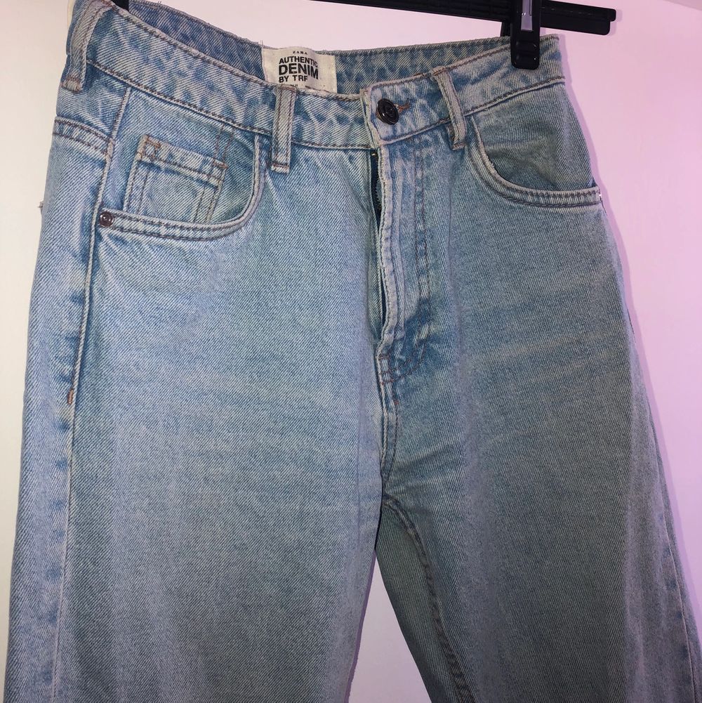 Ljusblå mom jeans från Zara. Köpare står för frakten!!. Jeans & Byxor.