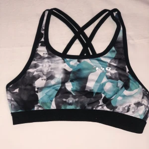 Sport-bh från soc, strl 158 - Sport bh från soc. Coola snörningar i ryggen, superskön. Ej använd så mkt. Strl 158. 40kr + frakt