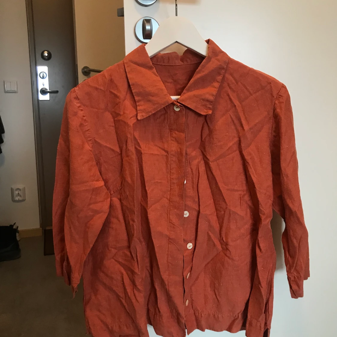 Röd rostig skjorta  - 90