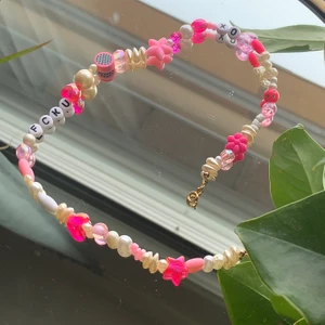 Pärlhalsband - Säljer dessa halsband som jag gjort själv, jag själv tycker sånna här är såååå söta och fina. Denna sitter som halsbanden på sista bilden! 