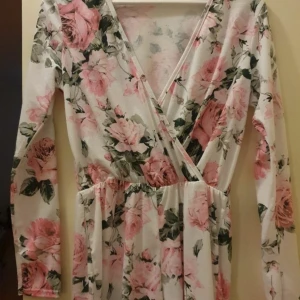 Sommardress/byxdress - Supersöt byxdress.Strl S,köpt förra våren från Nelly.com.Använd endast!EN gång.Nypris 399:-