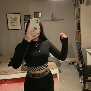 Crop top hoodie - Superfin att ha en sommarkväll då den både är varm och svalkande🤍