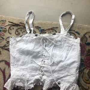 Sommar top från hm - En jätte söt vit topp från hm! Tyvärr är den förliten runt brösten så kan ej visa hur den ser ut på. Den är en stl 36 men jag uppskattar den till en 34 🥰