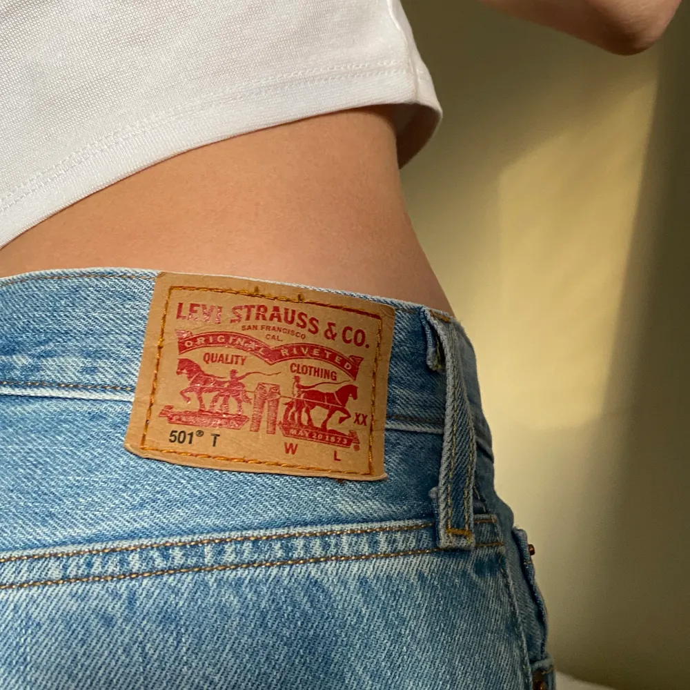 Har massvis med vintage levis jeans i profilen! Dessa är 501. Jag är 160 och som ni ser är lagom längd för de som föredrar ankellängd! Skicka dm för mått! . Jeans & Byxor.