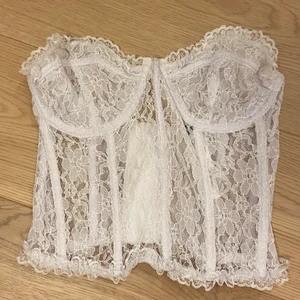 NASTY GAL - Hellt ny topp! skit snygg size 8 och 38 ser ut så på en model! Vill inte lägga ut på mig själv för har lite hets över min kropp 💗 budas i kommentarerna till den 14 mars