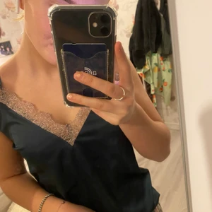 Linne - Säljer ett grönt linne med spets, använt drygt så kommer i bra skick💕