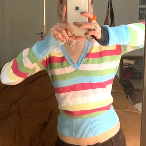  Långärmad tröja  -  Färgglad tröja ifrån casall köpt secondhand men kommer tyvärr inte till användning❤️