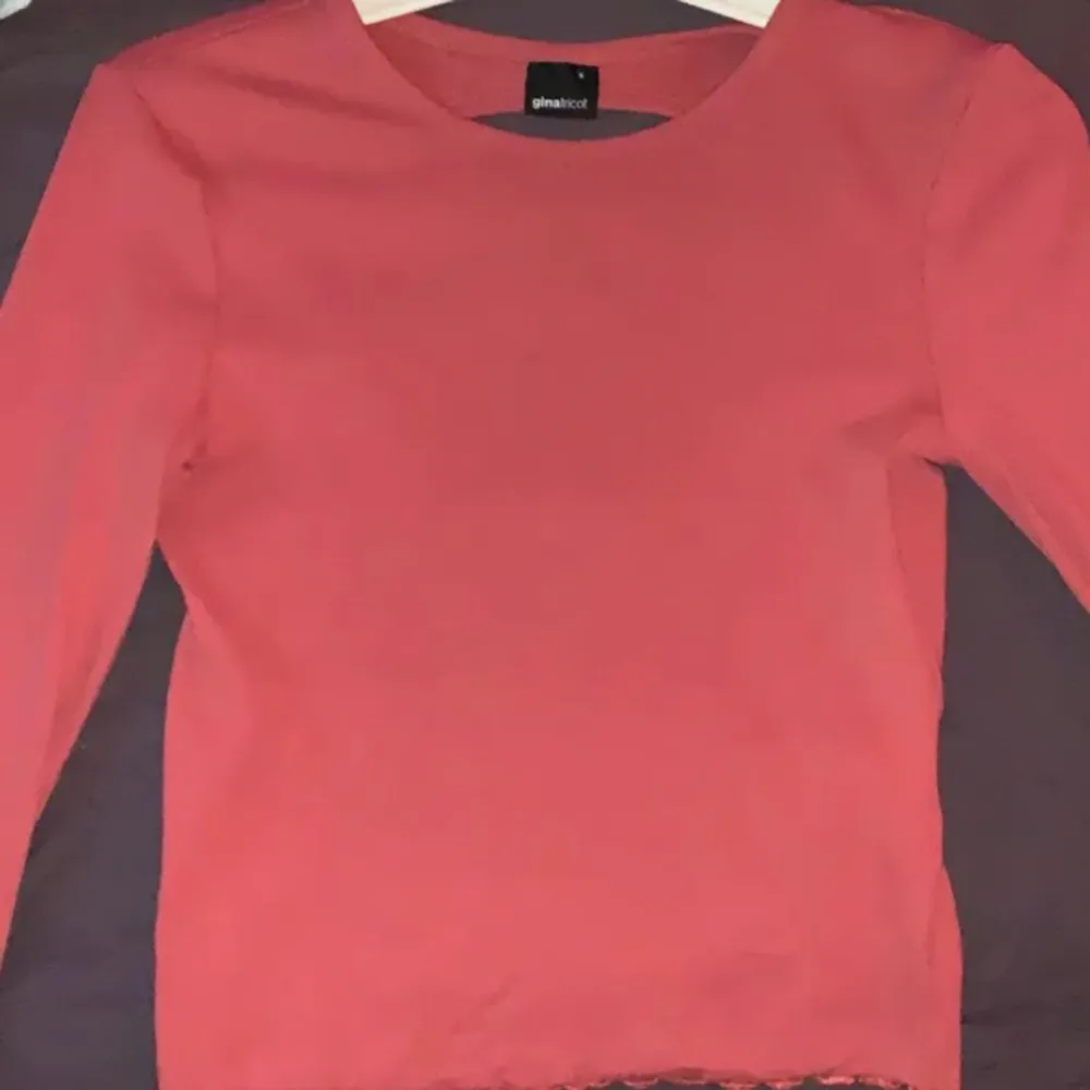 Jättesöt rosa tröja från Gina. Använt Max 2 gånger , precis som ny. (Nypris = 200kr) Pris : 90kr+ frakt . Tröjor & Koftor.