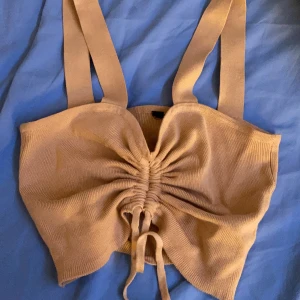 Topp - Biege topp man kan justera. S/M