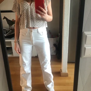 Raka jeans - Säljer dess vita raka jeans (mid Rise) som är ur fräscha till våren och sommaren✨✨ sparsamt använda i mycket fint skick! Köpta från zara förra året💗🙏🏼lite slitna där nere