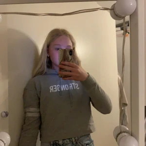 Stronger hoodie - Jag säljer denna snygga gråa stronger hoodie.För att jag slutat gilla grått på kläder☺️(slutat att säljas på stronger)