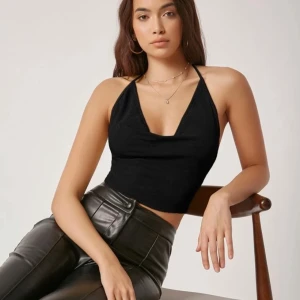 Svart topp - Beställde två styckna så säljer den andra. Den passar både S-M. Den är fin och inte använd❤️  lånad bild, skriv till mig om du har några frågor. Den är från Shein🌸