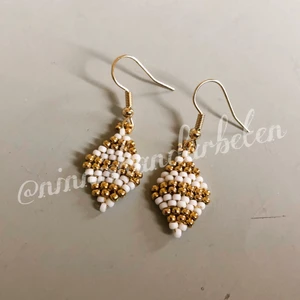 Romb Earrings with 24K Gold light plated beads and a secondary colour of your choosing - Handgjorda örhängen med 24K GULDpläterade pärlor och en sekundär färg som du väljer själv! Skicka ett meddelande om du är intresserad och vill veta mer om vad för färger det går att välja mellan! Fler smycken, bilder och information finns på min instagram @ninnishandarbeten eller hemsida etsy.com/se-en/shop/ninnishandarbeten ☺️☺️ GRATIS FRAKT!