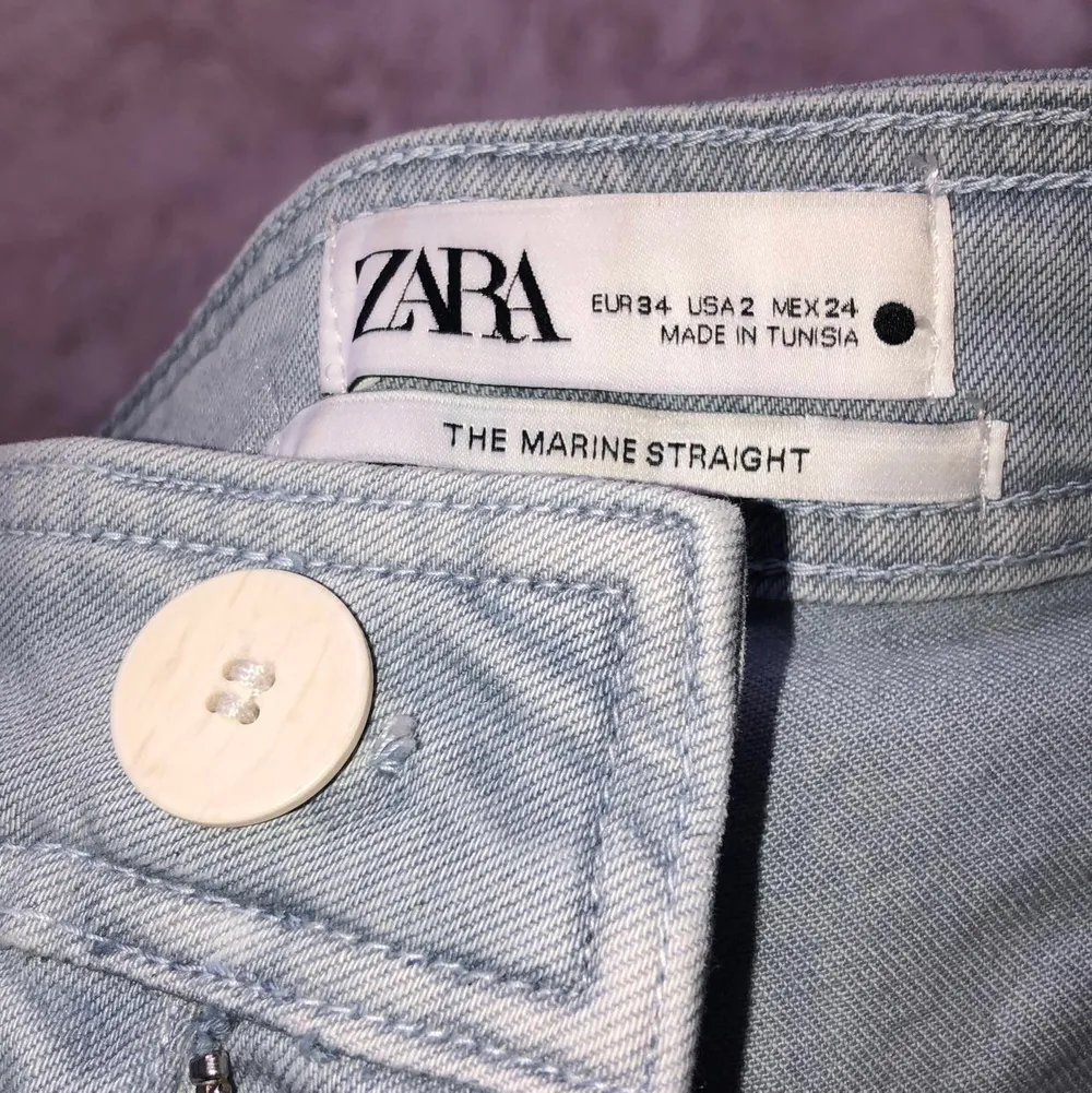 Snygga jeans i strl 34, helt oanvända och helt nytt skick! Köpte på Zara för 350kr. Ljusblåa fräscha jeans som är jätte fina till en vit topp.. Jeans & Byxor.