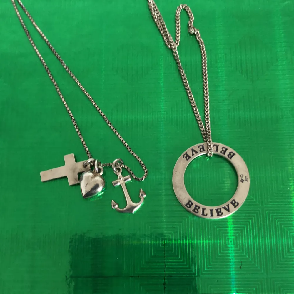 Ena halsbandet med hängsymbolerna för tro hopp och kärlek (✝️❤️⚓️) samt en platt cirkel/ring ⭕️ med ordet ”believe”. Båda är i silver. Om du vill få den skickad får köparen betala frakt 20 kr. Accessoarer.
