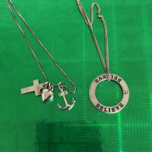 Ena halsbandet med hängsymbolerna för tro hopp och kärlek (✝️❤️⚓️) samt en platt cirkel/ring ⭕️ med ordet ”believe”. Båda är i silver. Om du vill få den skickad får köparen betala frakt 20 kr