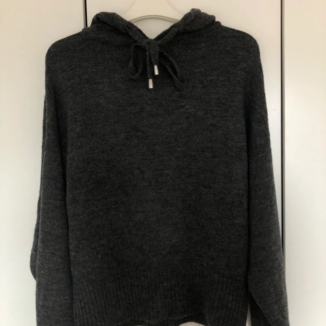 Grå stickad tröja - 90