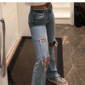 Snygga jeans💕 - Säljer dessa supersnygga trendiga jeans från zara! Köpta på plick, jag har endast testat de💓 De första två bilderna är lånade av förra ägaren☺️ Säljer då de va lite för små för mig i midjan💕 Kan mötas upp eller frakta, buda!