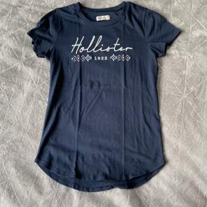 Snygg mörkblå T-shirt från Hollister. 
