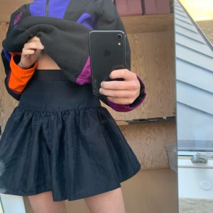 KJOL - fin ”puffkjol” helt oanvänd från HM lappen kvar. Slutsåld vad jag kan se, säljer då den inte är min stil. St 34 men passar även mig med 36😌🤝