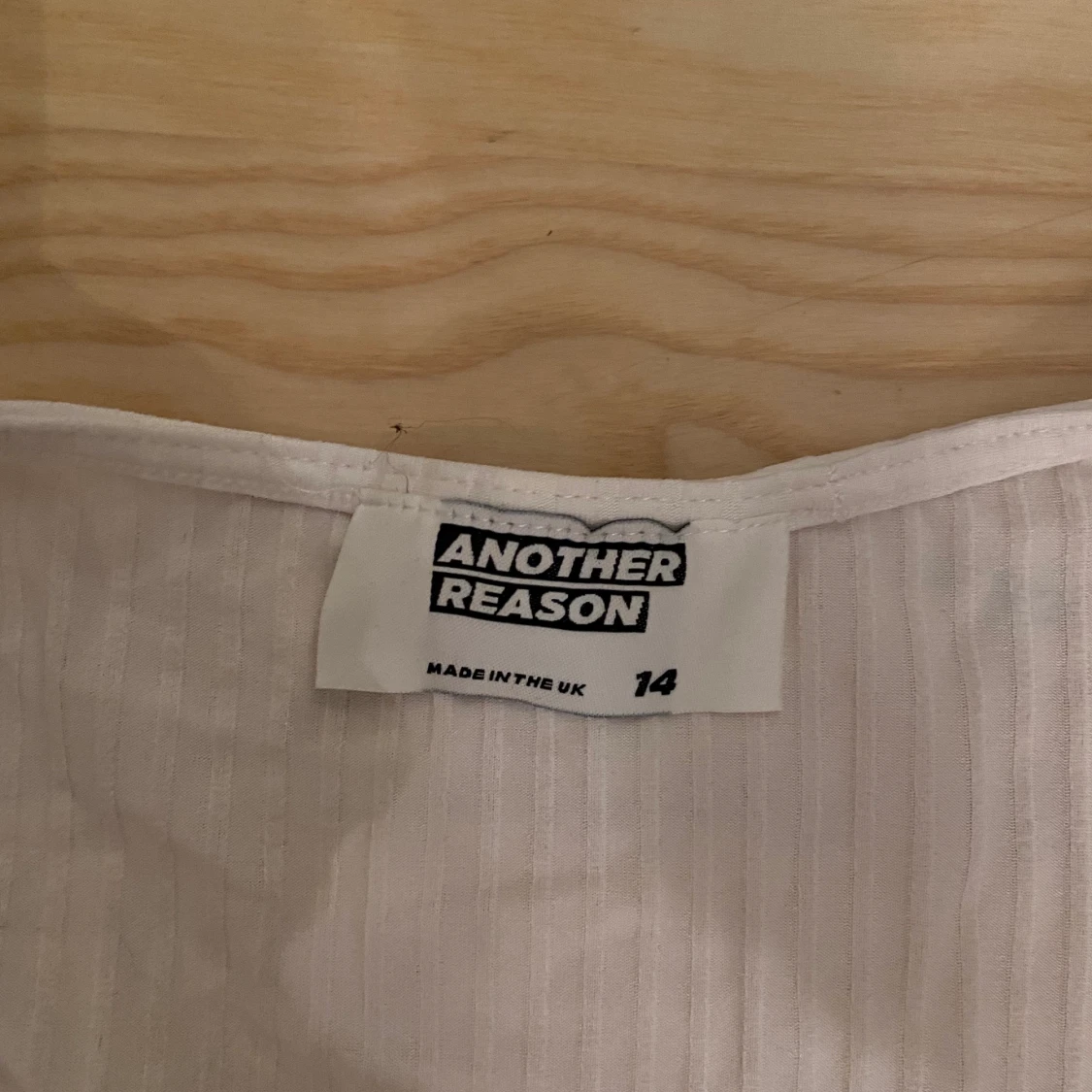 Vit topp med knytning i ärmarna - 90