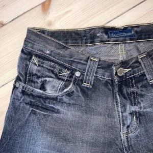 lågmidjade gråa jeans - säljer dessa gråa lägre jeans, köpta här på plick men var för små, köparen står för frakten. Påminner väldigt mycket om zara jeansen men lite länge i modellen💕💕